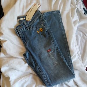 Levi Jeans. 711 Skinny Size 25